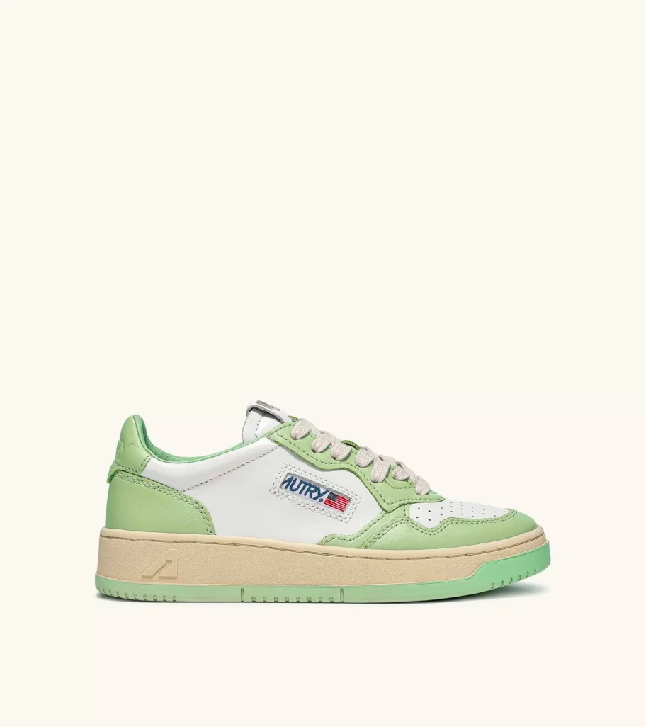 AUTRY Medalist Low Top Sneakers in White and Green Two-Tone Leather - Classic Retro Tennis Shoes